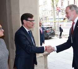 Su Majestad el Rey recibe el saludo del presidente de la Generalitat de Cataluña, Salvador Illa